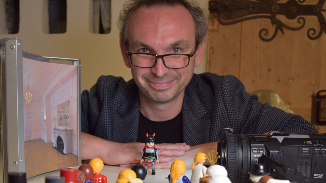 Michael Sommer mit Playmobil und Kamera